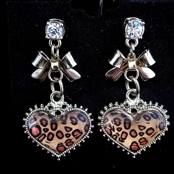 Vintage BETSEY JOHNSON Leaping Leopards Collection Bow & Heart Dangle Earrings. - Picture 1 of 6